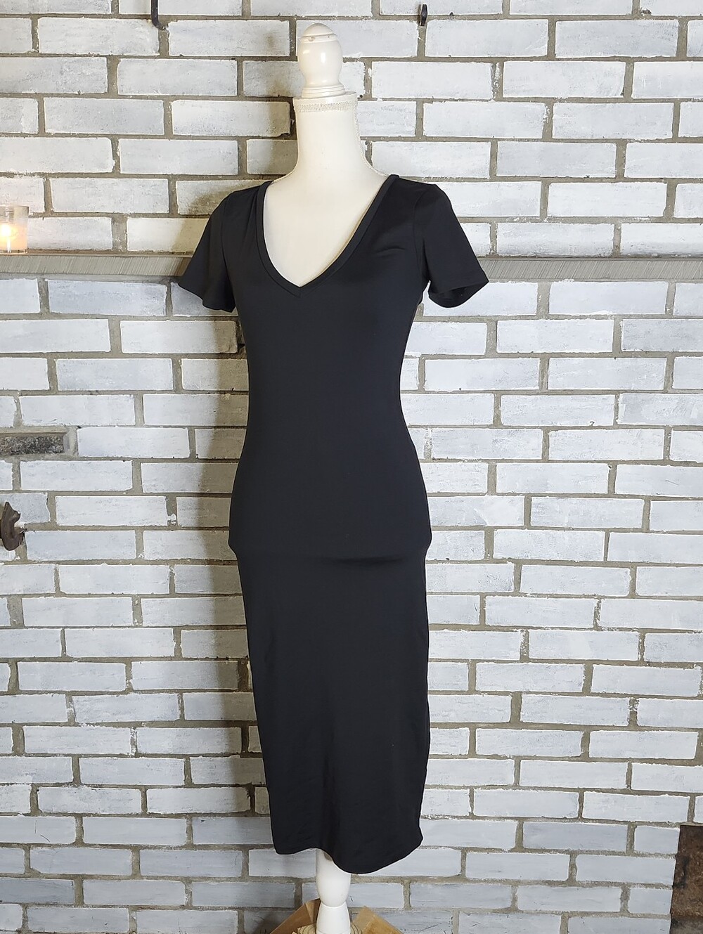 โข Leith Black Bodycon Midi Dress Size XS Short Sleeve Stretch V-Neck Minimalist